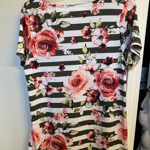 Lularoe Classic T EUC - Picture 3 of 3